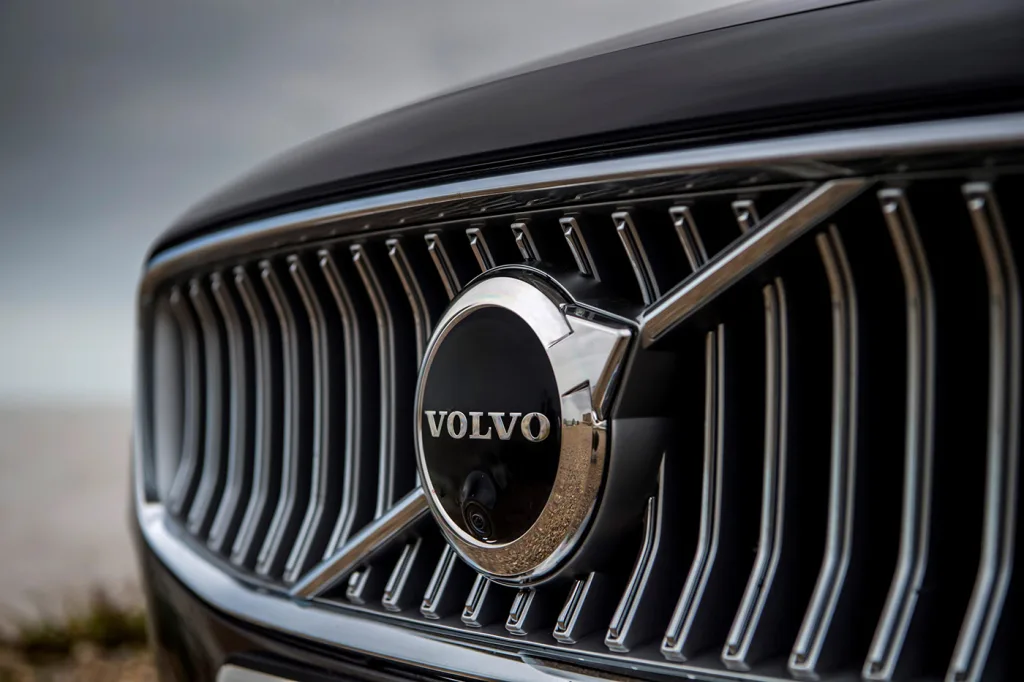 volvo logo on grill 01 Volvo Cuts 3,000 Jobs as EV Sales Drop