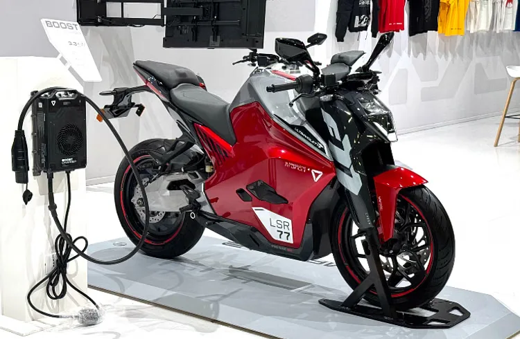 Revolt RV400 vs Ultraviolette F77: Which Electric Bike? Revolt RV400 vs Ultraviolette F77: Which Electric Bike?